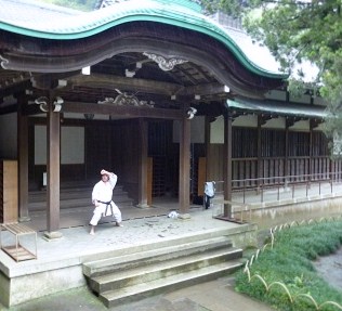 Entrenando Kata Sochin fuera de un Templo en Tokio.